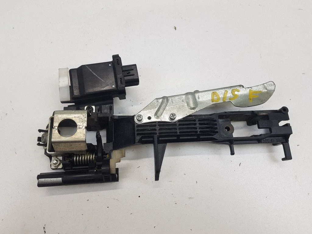 Front door exterior handle/bracket – Lexus GS 300 350 430 450H (2005-2012)