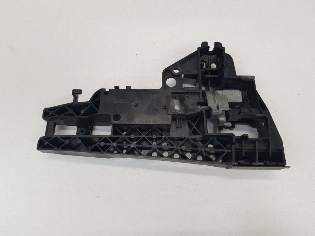 Priekšējā ārējā atvēršanas roktura turētājs/ kronšteins 8T1837885B