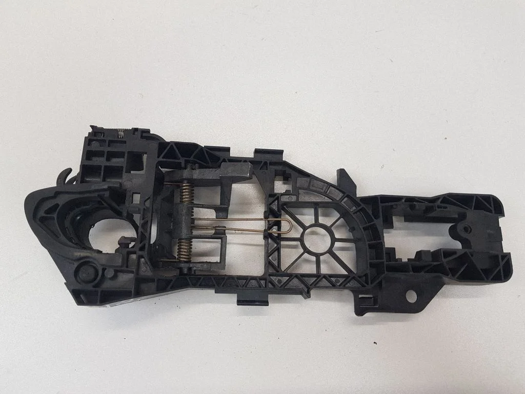 Rear door exterior handle/bracket – Volkswagen Passat B6 (2005-2010)
