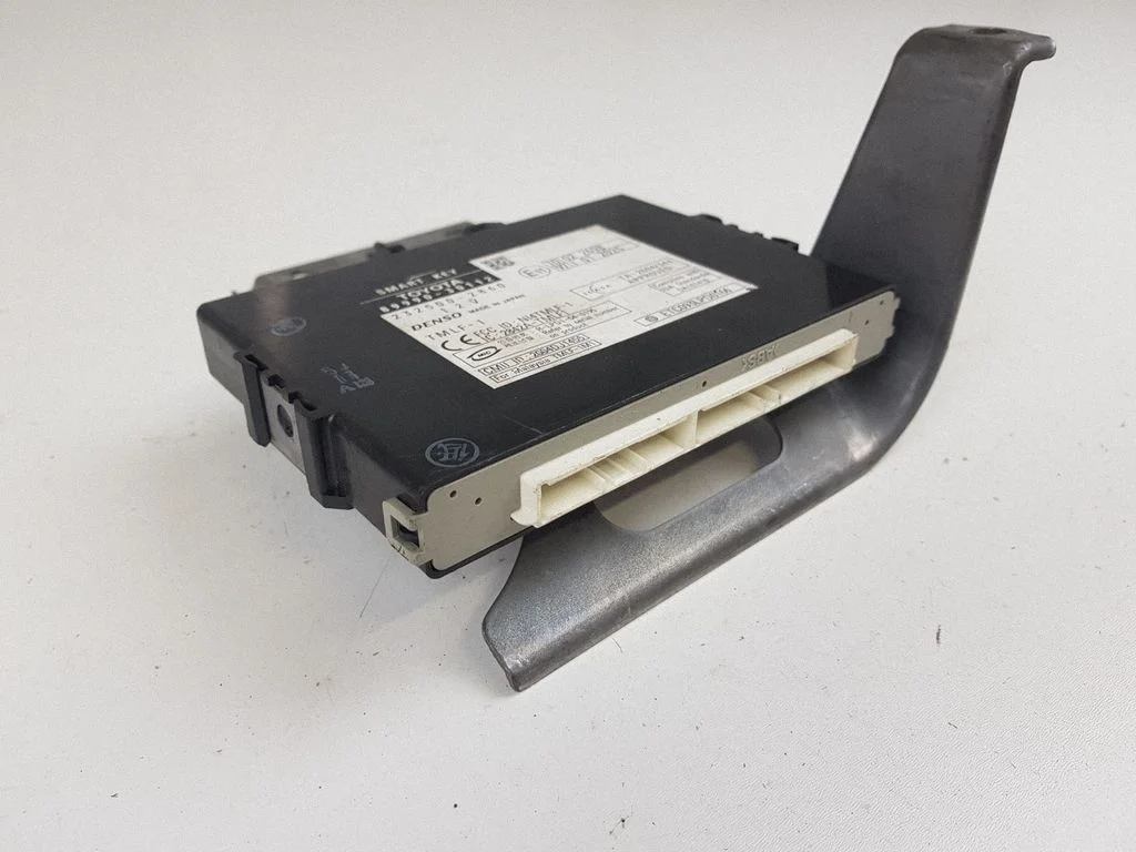 Võtmeta süsteemi KESSY (keyless) juhtplokk/moodul – Lexus GS 300 350 430 450H (2005-2012)