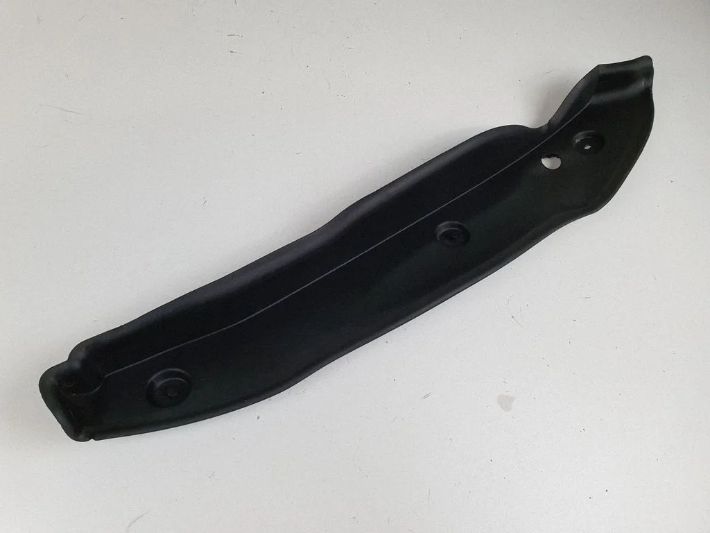Fender end trim A1668890025