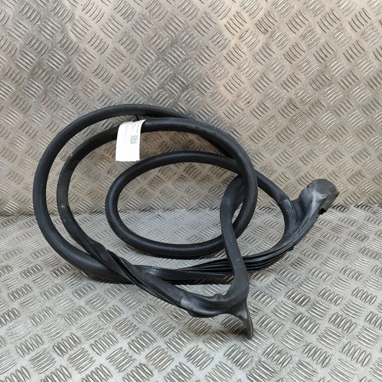 Blīvgumija (uz priekšējām durvīm) 8W6831707