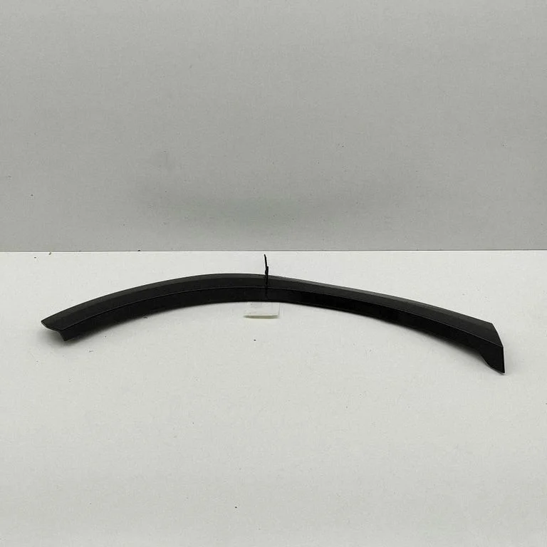 Spārna apdare (moldings) 4M8853818E