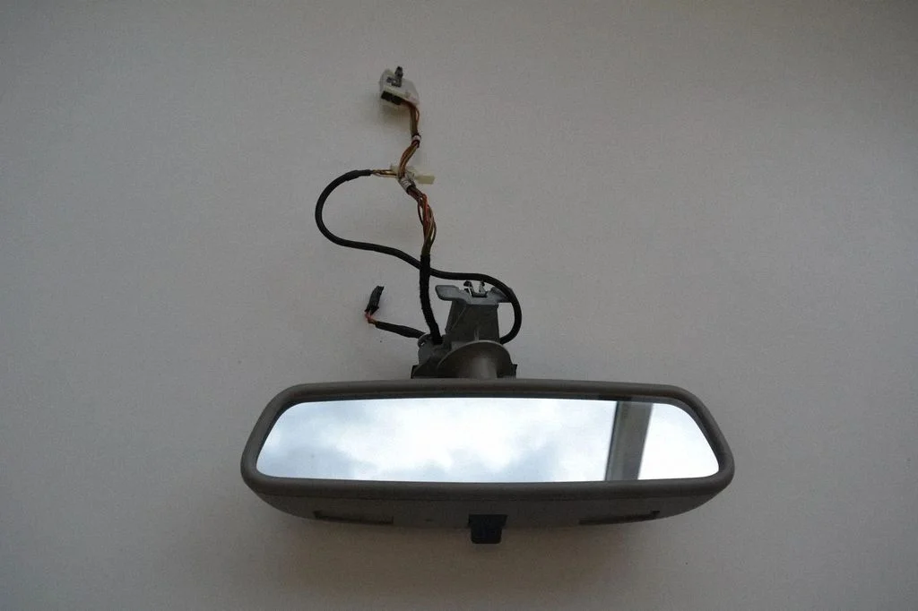 Rear view mirror (interior) E1020872
