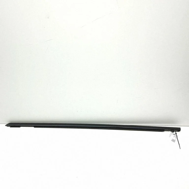 Front door glass trim molding 32372531