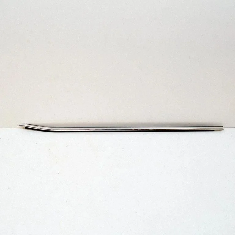 Front door glass trim molding 3V0837475C