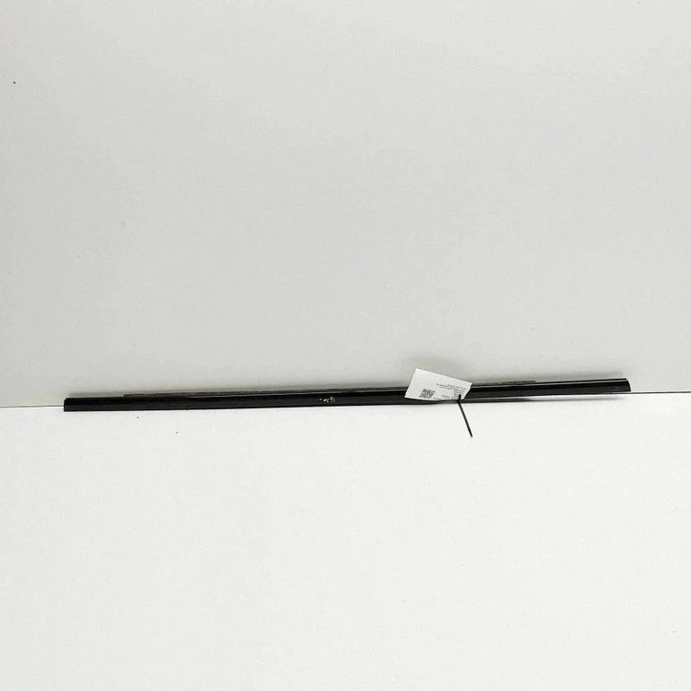 Rear door glass trim molding 85H839475C