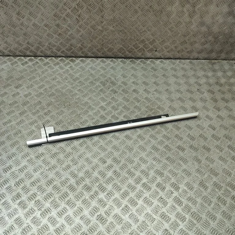 Tagaukse klaasi liist 8U0853764
