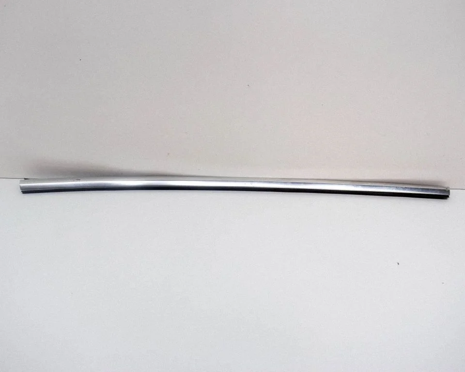 Rear door glass trim molding 108074500C