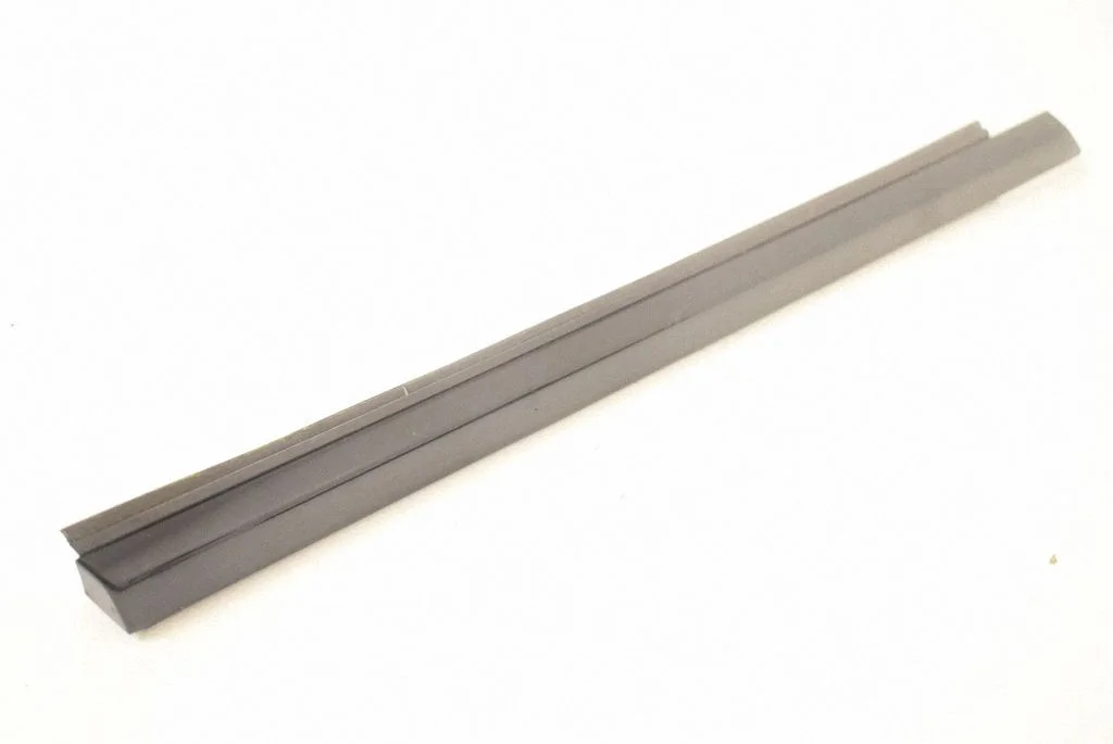 Rear door glass trim molding A2316700338