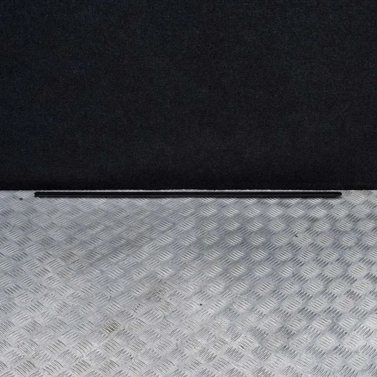 Priekšējo durvju stikla apdare – kreisā