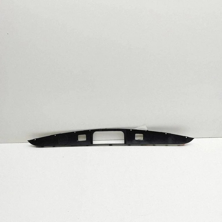 Tagaluugi numbrivalgustuse liist – Mercedes-Benz C-klass W205 (2014-2021)