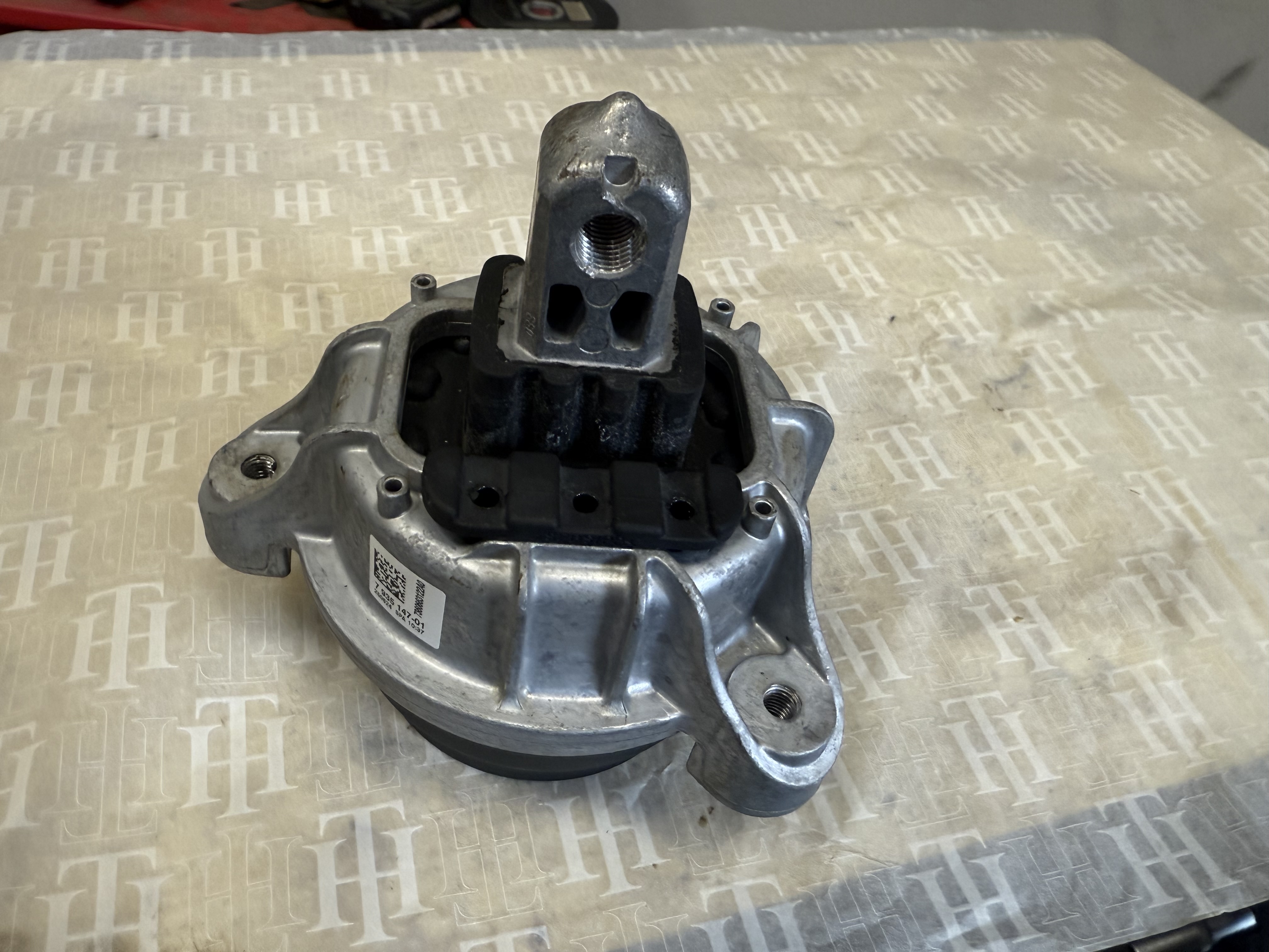 Engine mount bracket