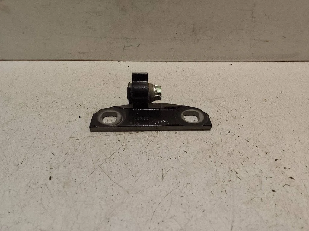 Priekšējā augšējā eņģe – kreisā