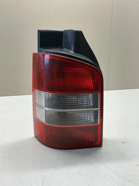 Lampa tylna w błotniku 7H5945257A