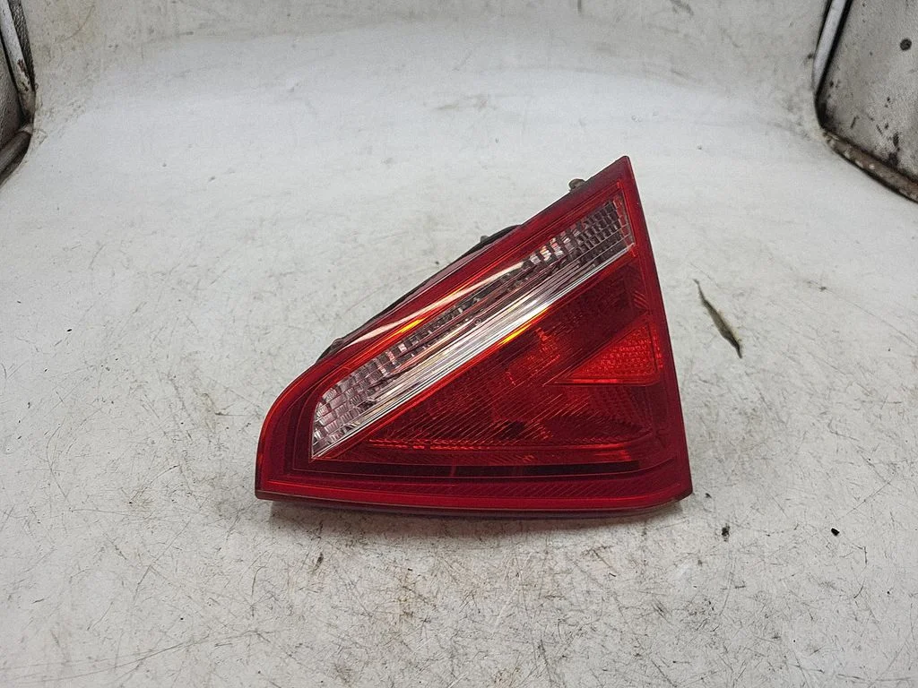 Tailgate rear/tail lights 8T0945094