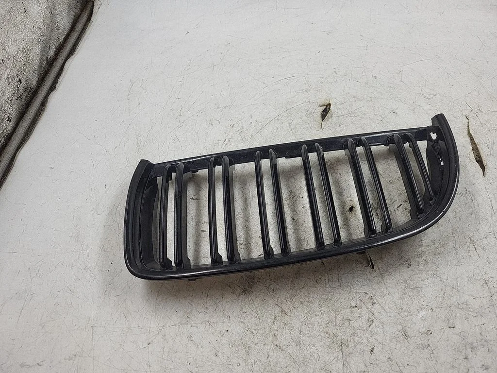 Esistange ülemine radiaatorivõre – BMW 3-seeria E90 E91 (2005-2012)