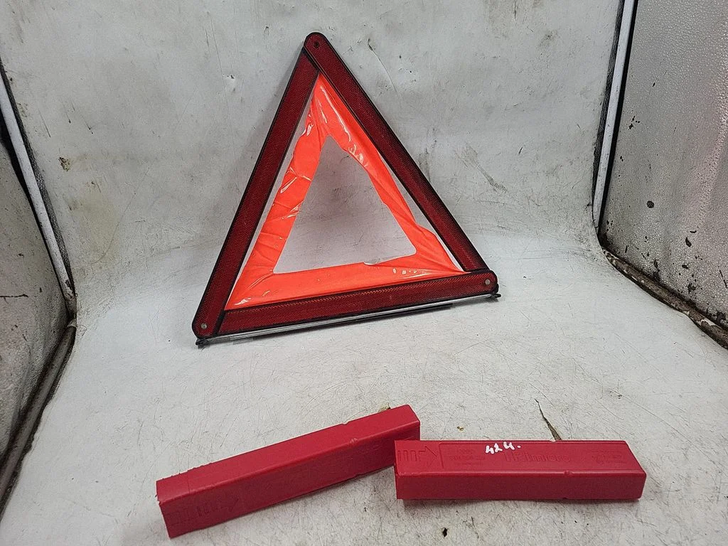 Emergency warning sign 8T0860251
