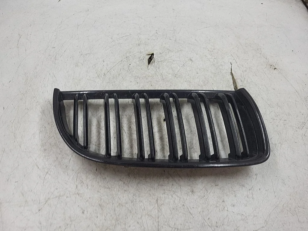 Esistange ülemine radiaatorivõre – BMW 3-seeria E90 E91 (2005-2012)