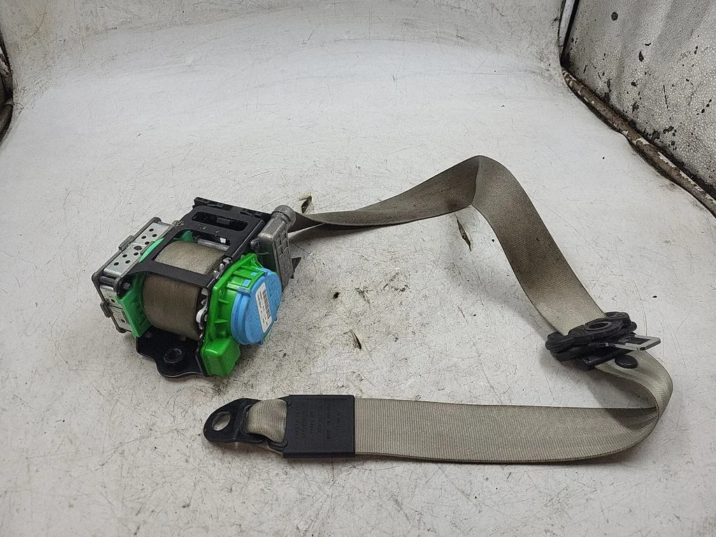 Front seatbelt 8T0857705