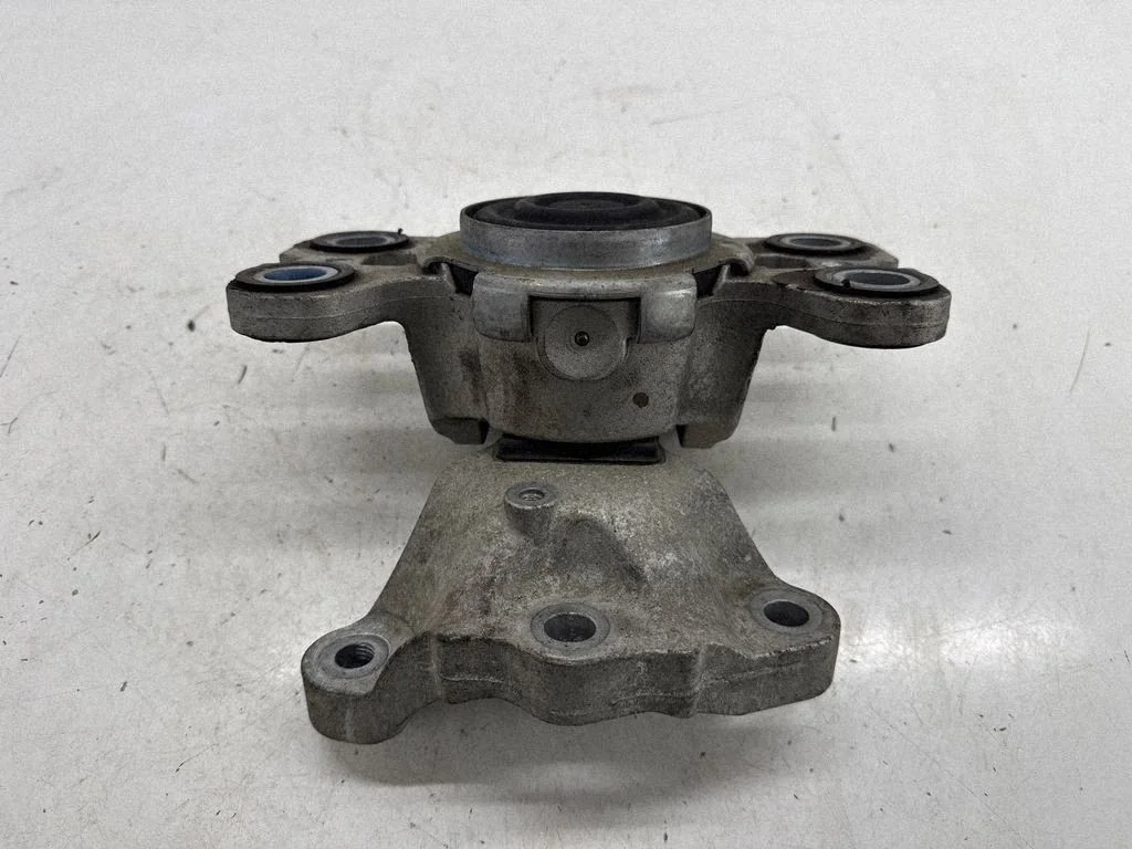Engine mount bracket 31401308