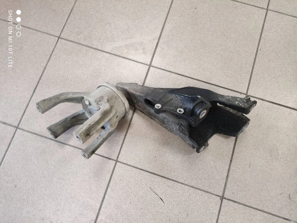 Engine mounting bracket 7H0199370J