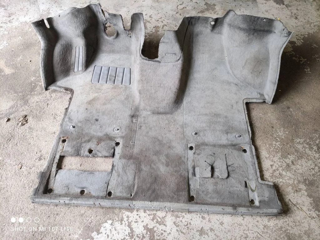 Front floor carpet liner 7H5863711