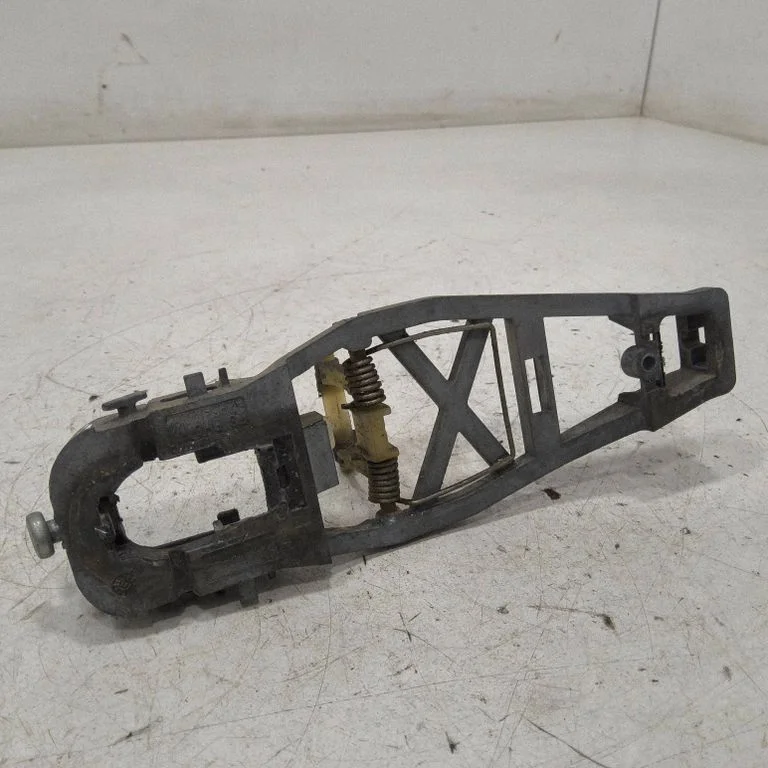 Rear door exterior handle/bracket – Volkswagen Touran II (2010-2016)