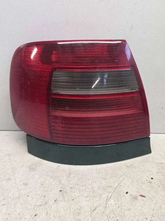 Rear/tail lights 8D0945095D