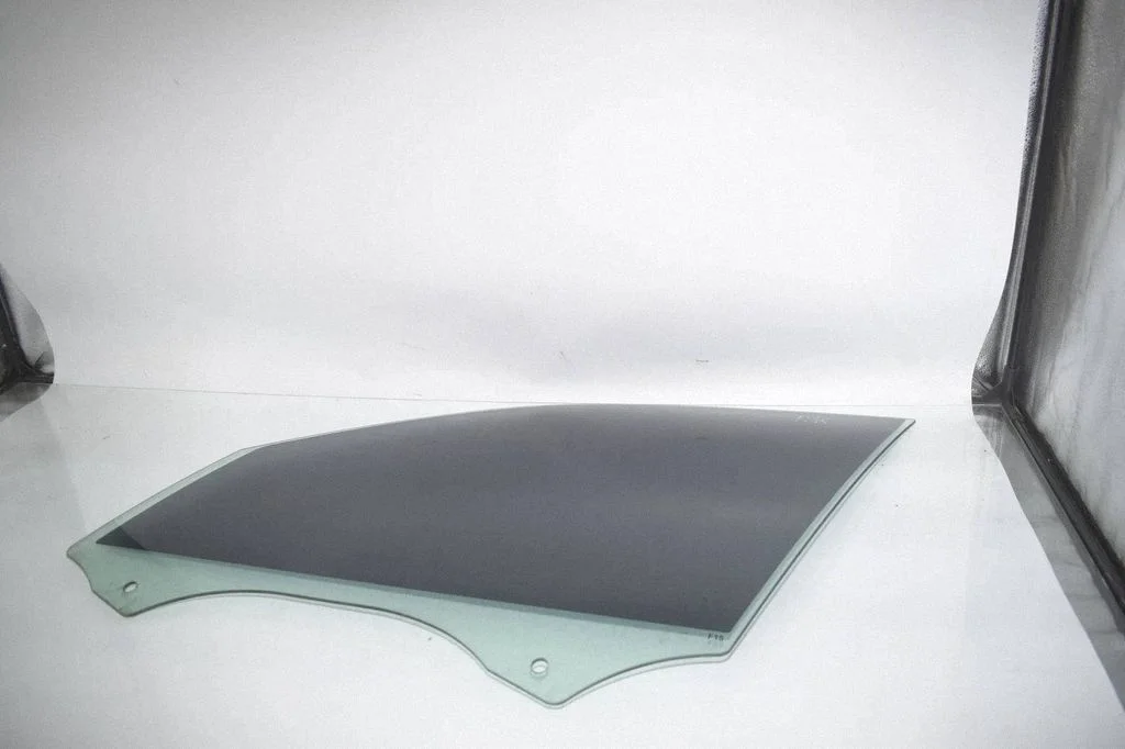 Front door window glass four-door 7470631