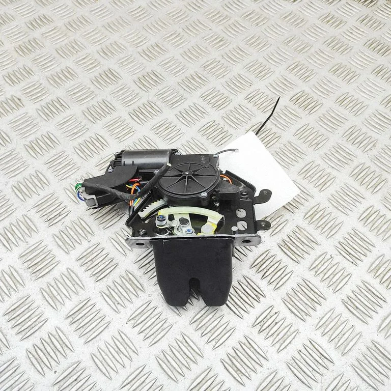 Aizmugurējā vāka slēdzene 6504300BA02