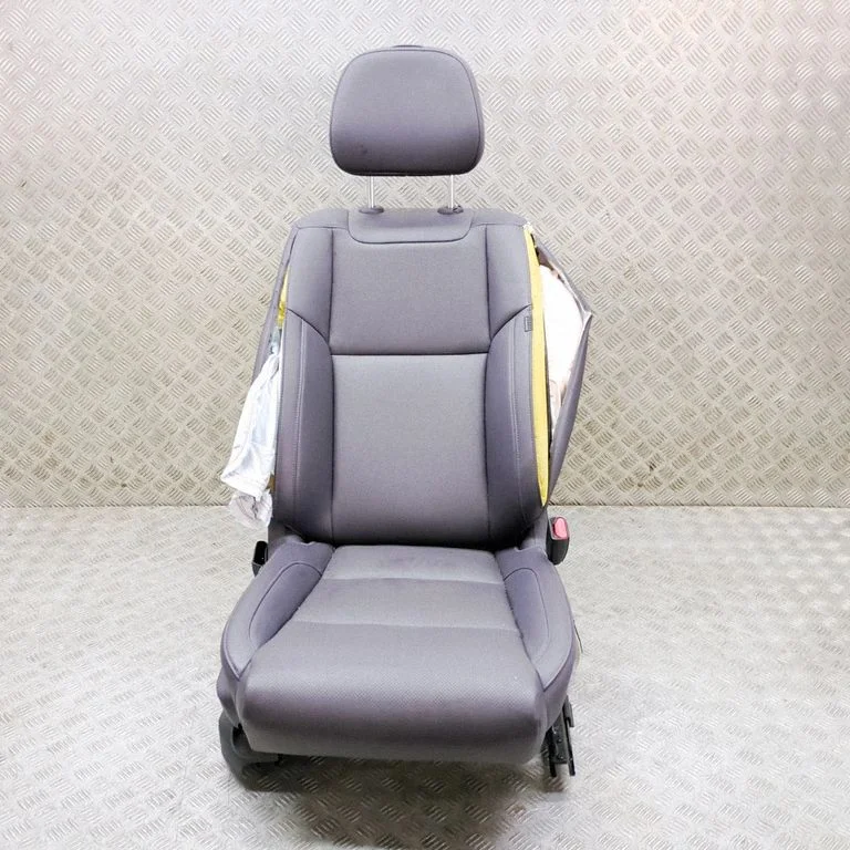 Priekšējais pasažiera sēdeklis – labā