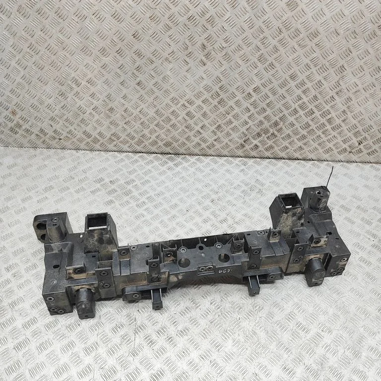 Radiatoru paneļa augšējā daļa 6430100BA01