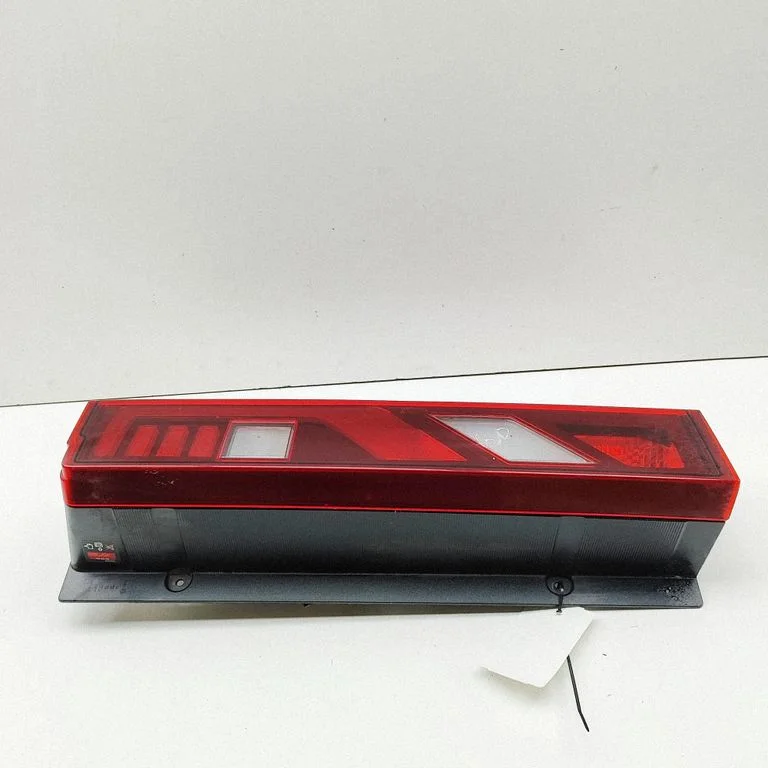 Lampa tylna w błotniku 265501988R