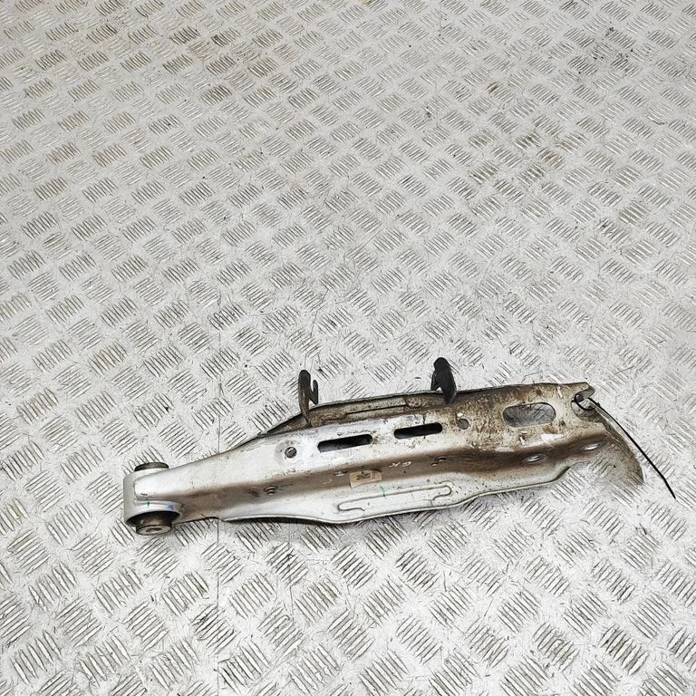Tagumine ülemine õõtshoob 3911100BA01