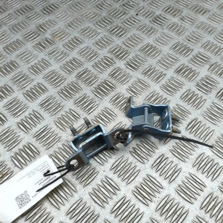 Zawiasy klapy bagażnika SA3F6306100U