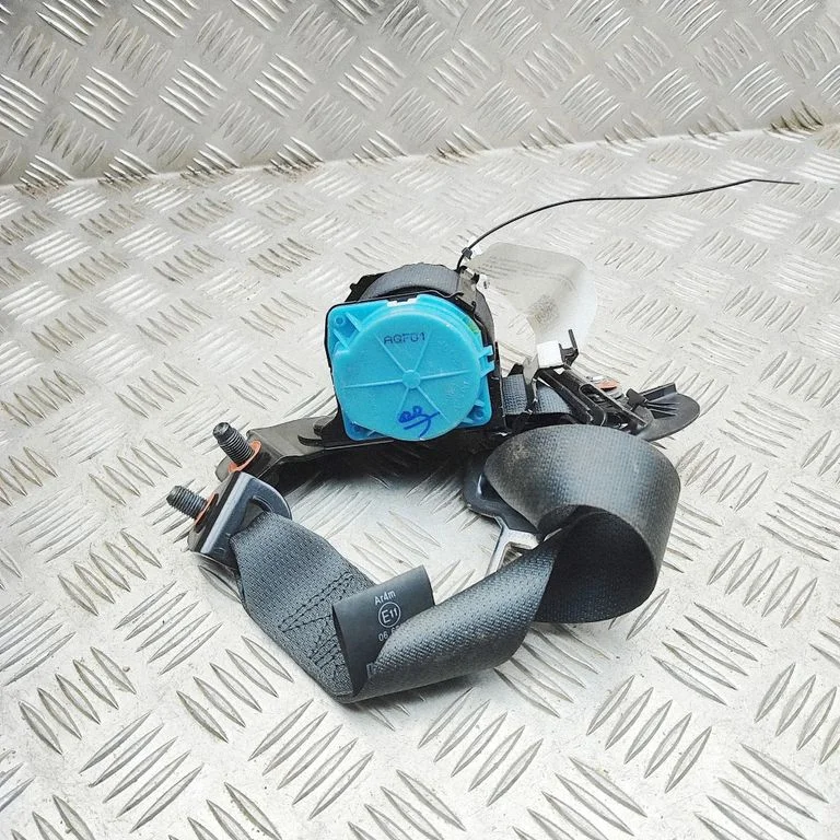 Aizmugurējā drošības josta 898802W010
