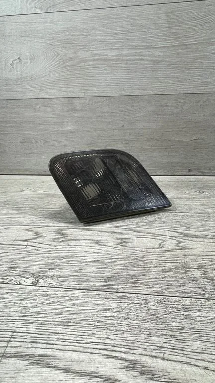 Aizmugurējais lukturis bagāžnieka vākā 30037225