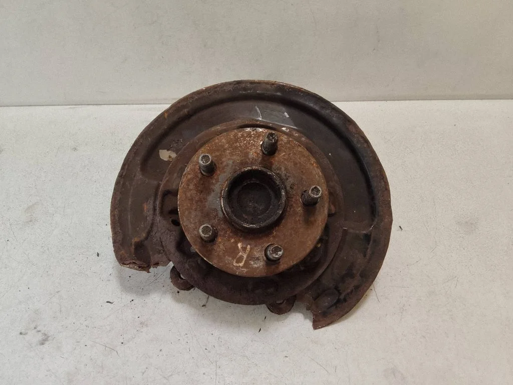 Rear wheel hub – right
