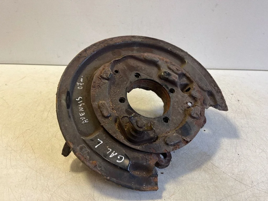 Rear wheel hub – left