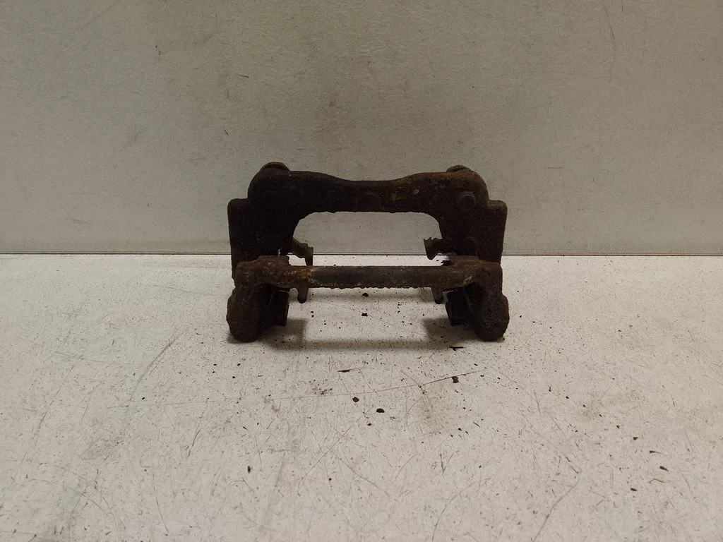 Brake caliper pad carrier rear – left
