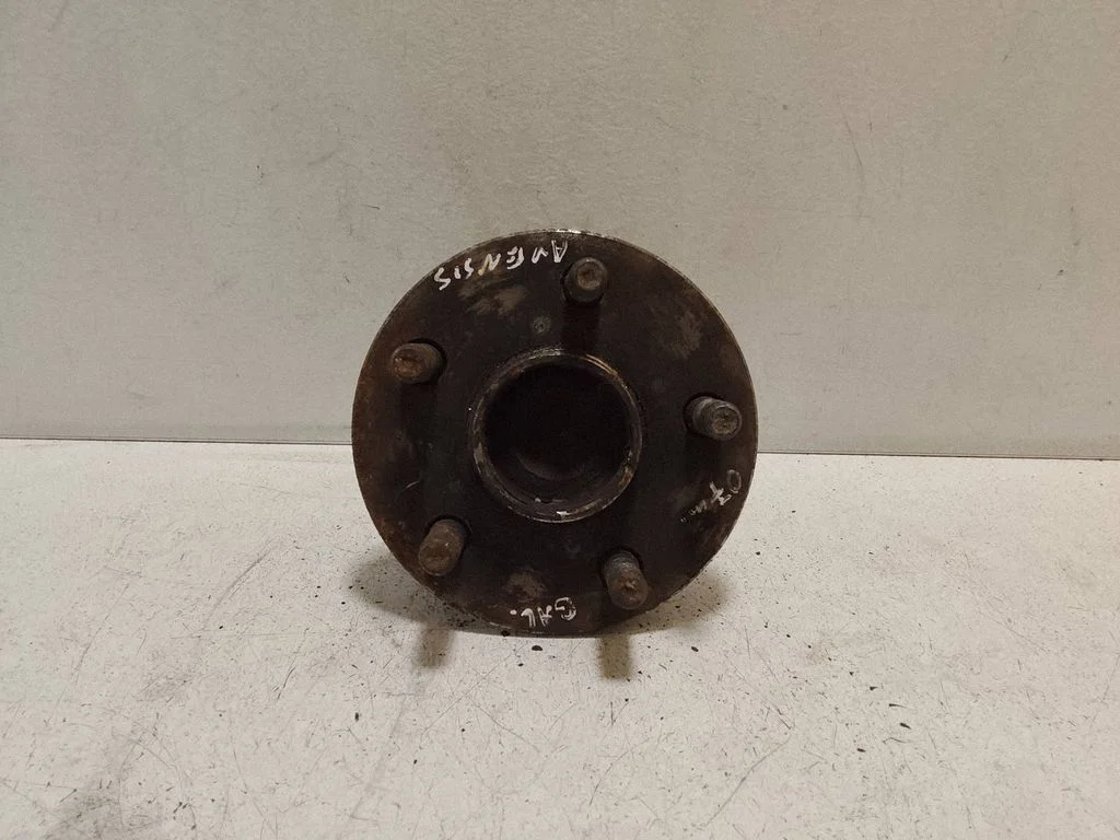 Rear wheel hub – right