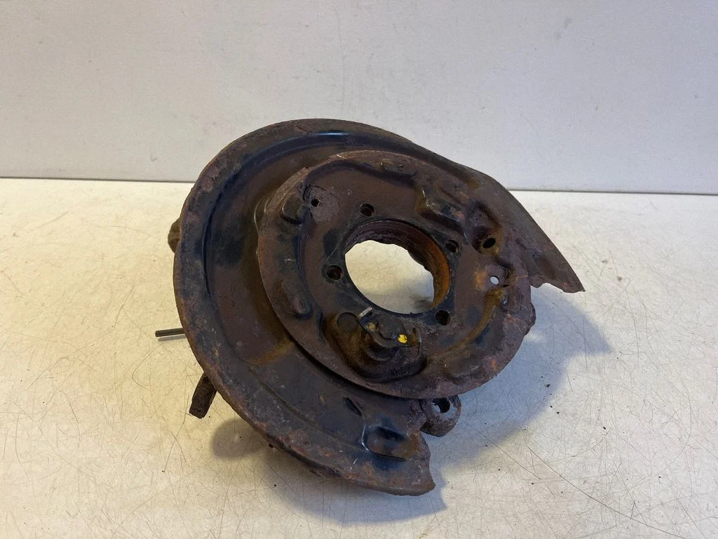 Rear wheel hub – left