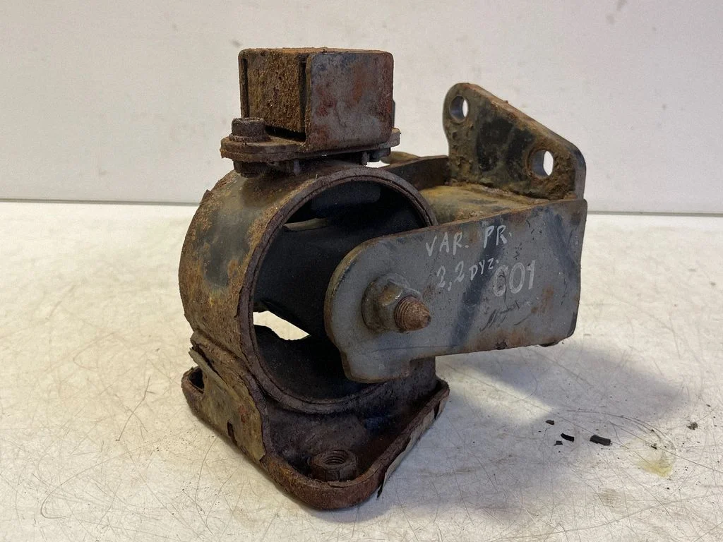 Engine mount bracket 219122B100