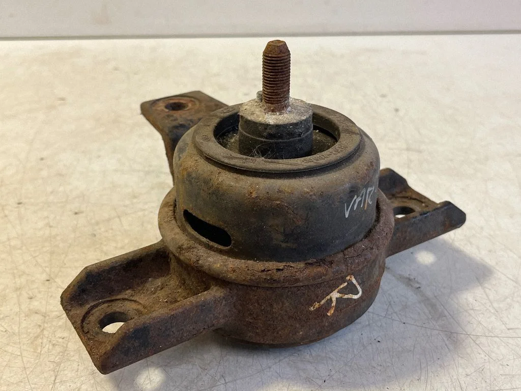 Engine mount bracket 218122B500