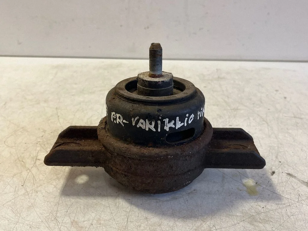 Engine mount bracket 218122B500
