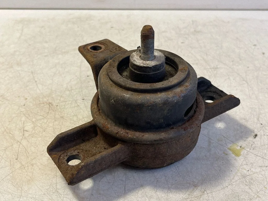 Engine mount bracket 218122B500