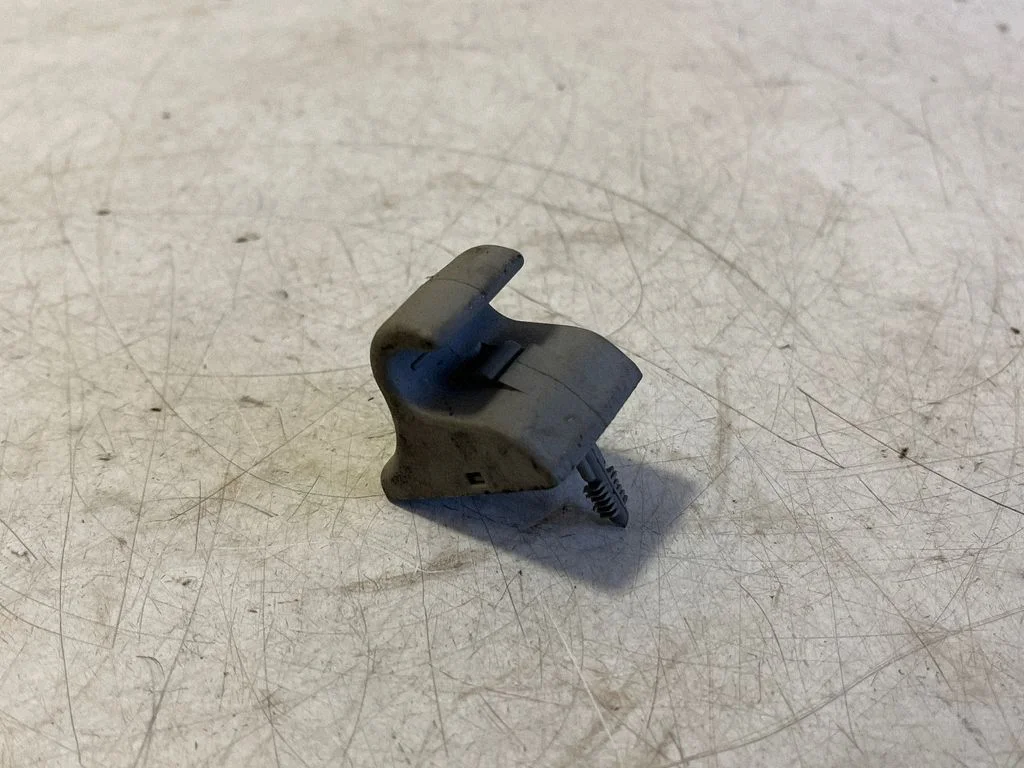 Sun visor clip/hook/bracket – Hyundai Santa Fe (2006-2012)