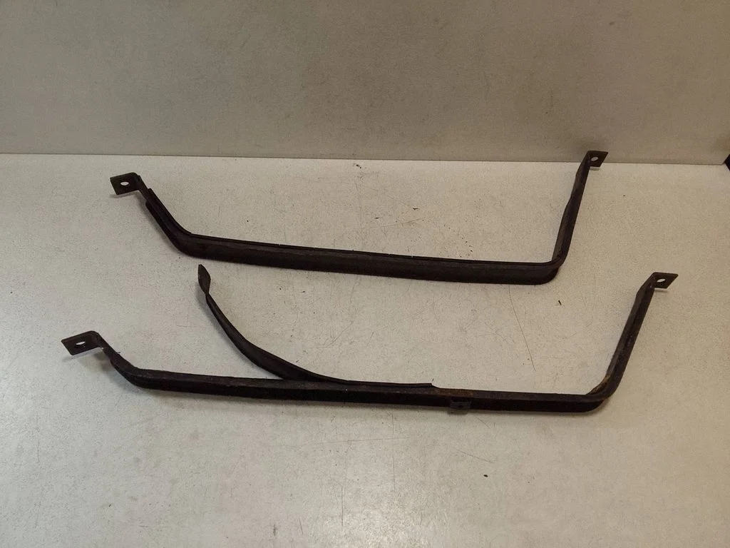 Fuel tank mounting bracket