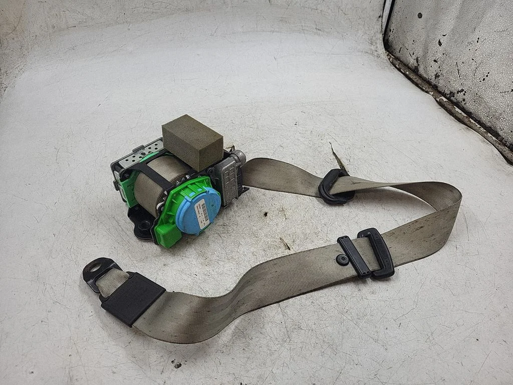 Front seatbelt 8T0857705